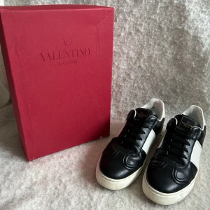 Valentino Flycrews - Säljer dessa feta Valentino FlyCrews i storlek 38 som passar större 39/40! Feta nu till våren och lägger ut varan igen för jag sänker priset! HMU om just du är sugen!✌️