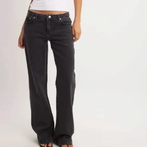 Lågmidjade jeans - Lågmidjade jeans från Nakd, storlek 32, passar xs. Bra skick men lite nertrampade längst ner men inget som syns när man har på dom. Nypris 700kr