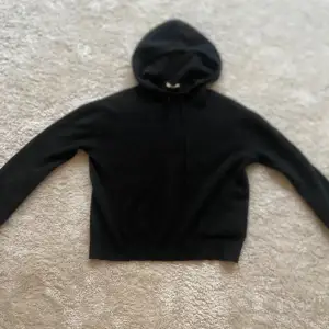Säljer en stilren svart hoodie från Filippa K. Den är tillverkad i ett mjukt material och har en klassisk design med huva och långa ärmar. Perfekt för en avslappnad look. Den är mörk mörk grå / svart , jätte fin och jätte len kashmir Filippa K hopdie . Jag säljer den för jag inte andvänder den särskilt mycket. Den är i jätte bra skick den är som helt ny inga fläckar inga hål eller något likande !  Den är liten i storleken och fungera för S och xs (jag själv är det)