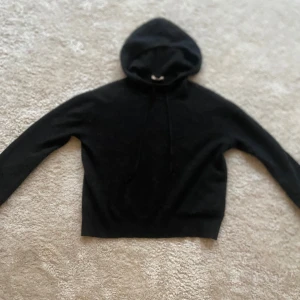 Svart hoodie från Filippa K - Säljer en stilren svart hoodie från Filippa K. Den är tillverkad i ett mjukt material och har en klassisk design med huva och långa ärmar. Perfekt för en avslappnad look. Den är mörk mörk grå / svart , jätte fin och jätte len kashmir Filippa K hopdie . Jag säljer den för jag inte andvänder den särskilt mycket. Den är i jätte bra skick den är som helt ny inga fläckar inga hål eller något likande !  Den är liten i storleken och fungera för S och xs (jag själv är det)