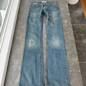 lågmidjade jeans - super fina lågmidjade jeans! passade tyvärr inte mig då de va för små så har inga egna bilder 😇 Midjemått tvärsöver är 36cm, midjehöjden är 18cm och innerbenslängden är 86cm