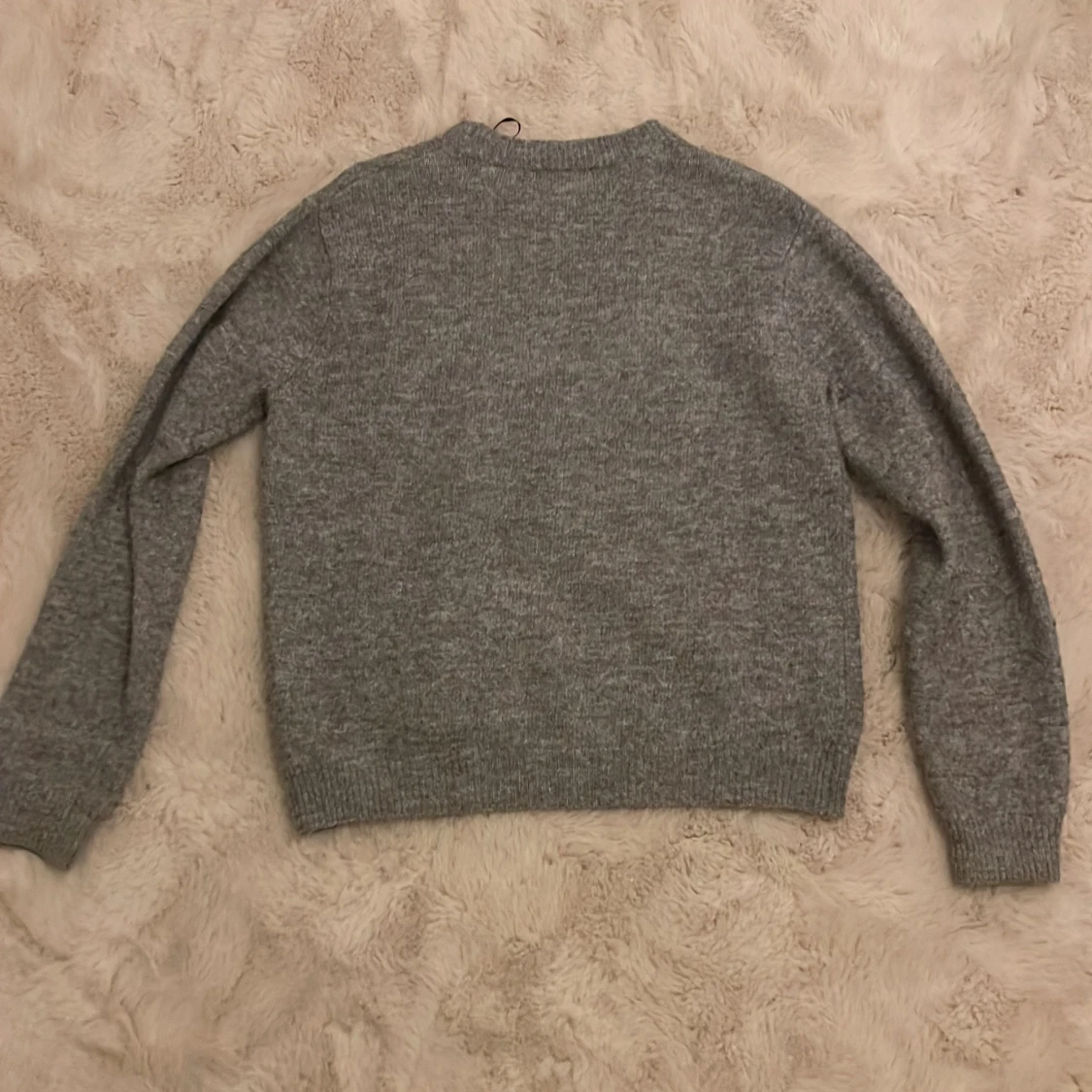 Grå stickad tröja med pärlor från H&M - 1