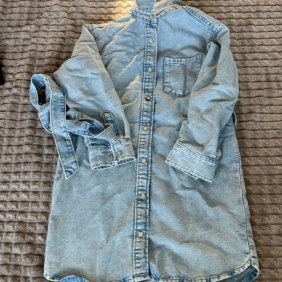 Ljusblå jeansklänning med knappar