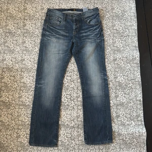 Blåa jeans - Snygga blå jeans från Smog, snygg tvätt, femfickors design. Hör av er för mer info