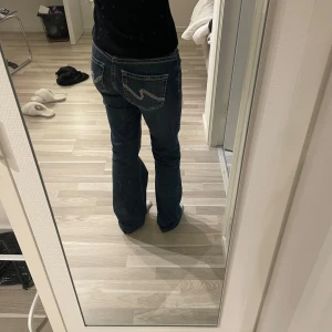 Nelly stitch jeans - Nelly stitch jeansen i mörkblå. I nyskick och är i storlek 34. Dom är uppsydda ungefär 4 cm men det går enkelt att sprätta upp❤️ny pris 699kr säljer för 500