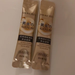 Retinol Snake Venom Peptide Gold Facial Mask - Två förpackningar av Mercile Retinol Snake Venom Peptide Gold Facial Mask. Varje förpackning innehåller 6g av en lyxig ansiktsmask som kombinerar retinol och ormgiftpeptider för en strålande hud.