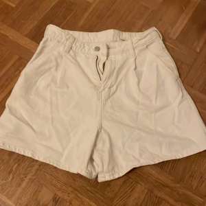 Vita jeans shorts  - Jättesnygga och bekväma vita och luftiga ballong, high waisted shorts. Storlek 38 men passar 40.