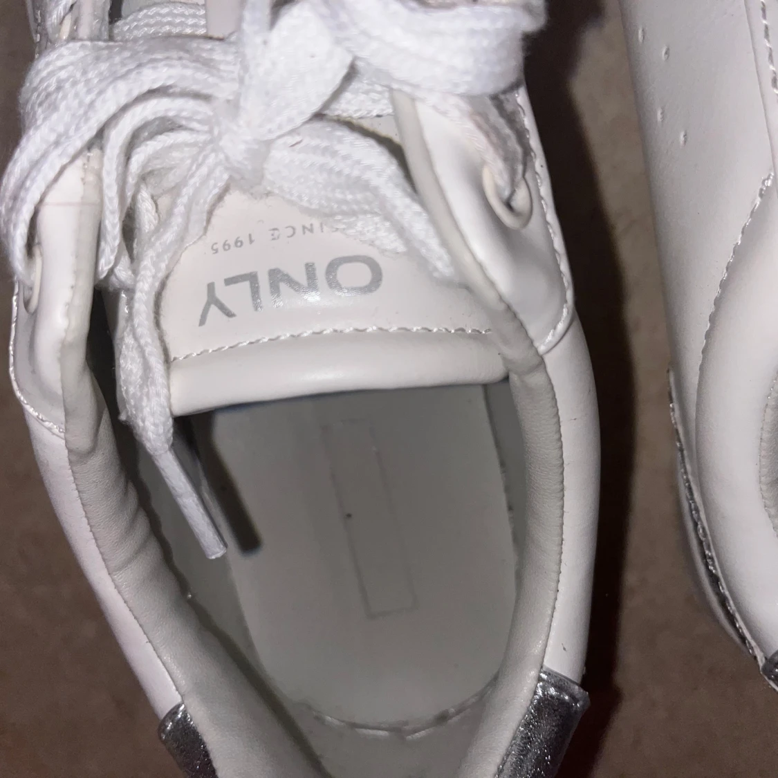 Vita sneakers från ONLY med silverdetaljer - 2