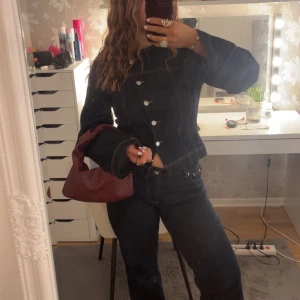 NAKD jeans strl 38 - Säljer de populära jeansen från NAKD då de är för stora för mig. De är stora i storleken!! Nypris 699kr