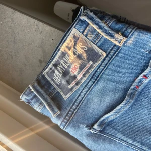 Blå jeans från Replay - Snygga blå jeans från Replay i modellen Ambass. Modellen på bilden är 178 skicket är 9/10 eftersom framfickorna är sönder inuti men annars är dem i Toppen skick!