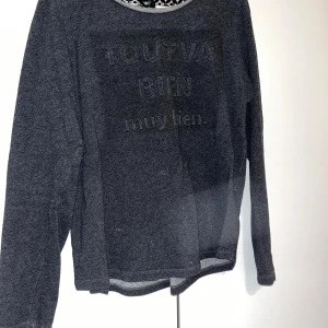 Neulepusero - Naisten harmaa neulepusero. Takana verkkoyksityiskohta niskassa. Koko S.  kaikai n 46cm, pituus n 55cm. Kissatalous Mikäli hinta ei miellytä tarjoa rohkeasti Katsothan myös muut ilmoitukseni!!