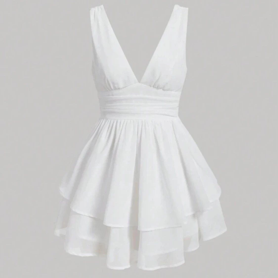 Vit kortklänning med volanger