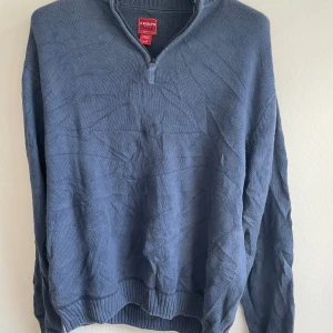 Blå stickad tröja med half zip - Fin stilren tröja som är använda väldigt fåtal gånger alltså väldigt bra skick, de är bra material. Varan kommer skickas inom 24 timmar från att du köpt plagget📦