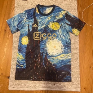 Ajax tröja - Ajax fotbollströja storlek M. Pris kan diskuteras, bra skick. Van Gogh Ajax tröja/jersey.