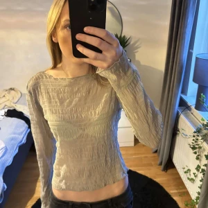 grå tröja från Gina Tricot  - Snygg tröja i storlek xs, men passar mig som vanligtvis har s. använt fåtal gånger