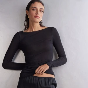 Svart intimissimi tröja - Säljer en svart cashmere teöja från intimissimi i väldigt bra skick🩷