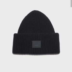Svart stickad mössa från Acne Studios - Snygg svart stickad mössa från Acne Studios. Säljer pga den aldrig riktigt kommit till användning. Har box och kvitto. Nyskick och nypriset är 1700kr❣️❣️