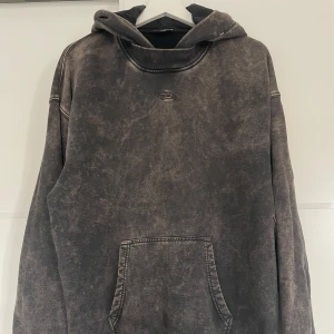 Diesel hoodie - Svart/brun/grå hoodie från diesel. Ganska stor i storleken.