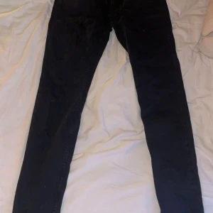 Svarta jeans från lager 157 - Snygga svarta jeansbyxor från lager 157 i storlek XL. Perfekta för en stilren look med en klassisk passform. Byxorna har en enkel design som passar till det mesta. (Jag är 193cm och dom är för små och kort på mig.) skulle säga att om du är mellan 183-190cm så blir dom perfekt i längden!