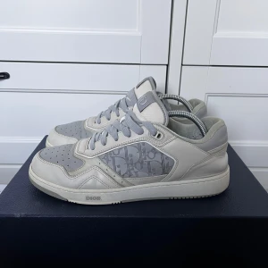 Dior b27  - Säljer dessa riktigt feta Dior b27. Storlek: 42,5 tts Defekter: Dior mönstret på vänster skons högersida, ingen sula på båda skorna replacement sula skickas med vid köp! Annars är dem i riktigt bra skick:) Bara dior delivery slip papper och extra skonören medföljer!  Vid behov av mer bilder och frågor kontakta oss !  Pris: 3299kr 