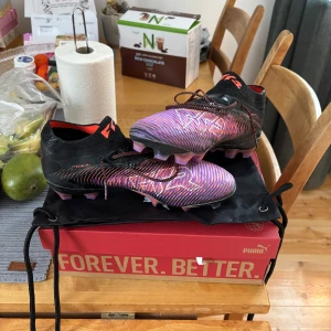 Puma future fotbollskor - Oanvända fotbollskor som jag säljer då dem inte passar mig. Har box och påse kvar. Nypris 2699