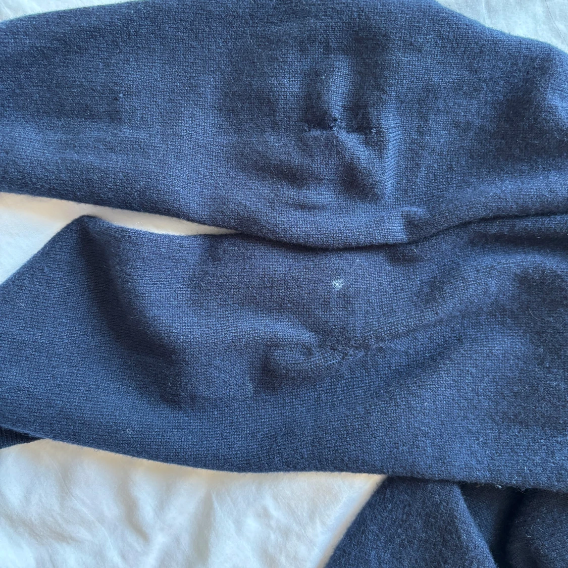 Mörkblå kashmirtröja från John Henric - 2