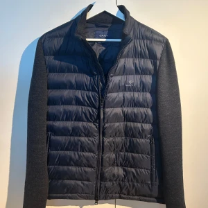 Gant cardigan  - Riktigt snygg Gant cardigan i nyskick perfekt till våren/höst. Nypris: 2799kr, säljs inte längre. Vid minsta lilla fundering så är det bara att höra av sig!👍