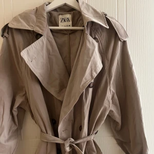 Beige trenchcoat från Zara - Inga synliga defekter!