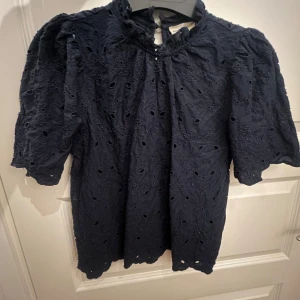 Marinblå Topp - Super fin marinblå topp från Holly & White, aldrig använd, nypris 500kr