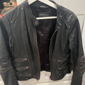 Skinnjacka  - Sliten skinnjacka från rock and Blue i storlek 38. Fint skick fortfarande, köpte vintage på humana i Göteborg. Skriv för fler bilder 