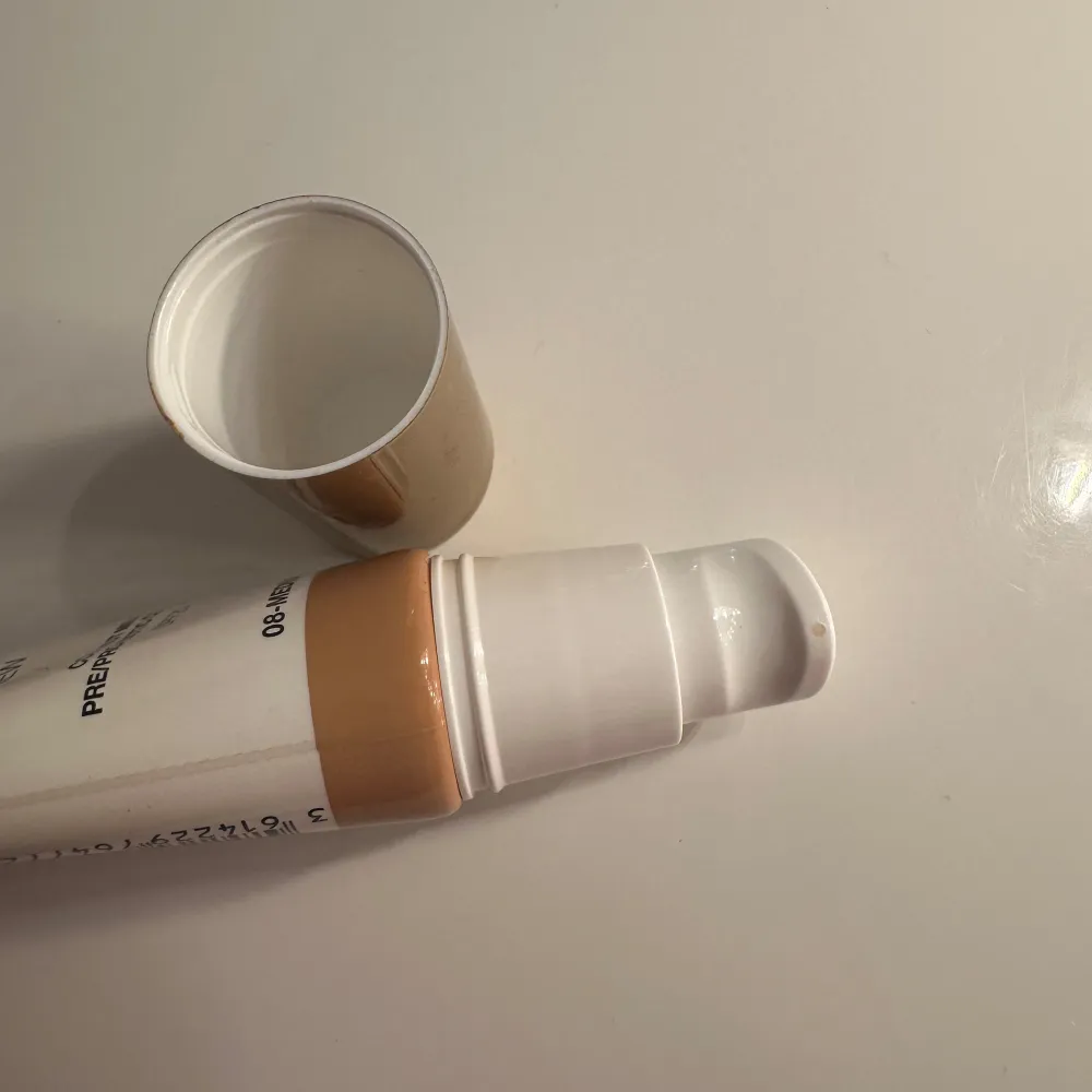 Max Factor Miracle Second Skin Foundation i nyansen 06-Medium Tan. Denna foundation innehåller kokosmjölk och prebiotiskt komplex, samt har SPF 20 för extra skydd. Perfekt för att återfukta, skydda och förnya huden.. Beauty.
