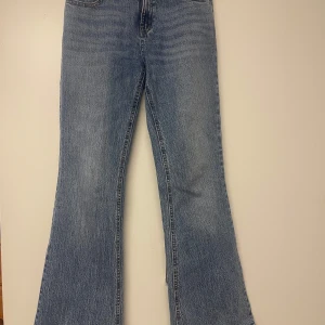 Blå bootcut jeans - Snygga blå bootcut jeans💞💞