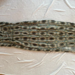 Mönstrad långkjol från Esprit - Säljer en mönstrad lång klänning från Esprit i jordnära färger med inslag av blått. Klänningen har en vacker spetsdetalj och knappar framtill. 