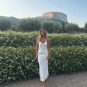 ZARA OMBLOGGAD Bianca Vit långklänning med blommigt mönster - Säljer denna populära vackra klänningen som Bianca har. Från Zara. Strl 34. Oanvänd