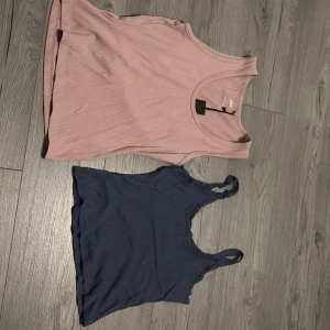 Rosa ribbad linnetopp och mörkblå linne med mönster och spets - Säljer en ljusrosa ribbad linnetopp från 157 i storlek XL. Toppen är ärmlös med rund halsringning och tillverkad i mjuk bomullsblandning med lite stretch. Perfekt för en chill och enkel look. Upplever att den är mindre än storleken xl.                                                             Blått linne från Lager 157 Storlek L (upplevs som lite mindre). Mjukt ribbat tyg med spetskant vid axelband och urringning. Sitter figurnära och är i mycket fint skick, knappt använt. kan sälja styck viss