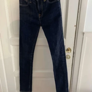 Nudie Jeans - Stilrena Nudie Jeans till exclusivt pris. Nypris 1200kr+ kan mötas i sthlm/gbg. Vid frågor tveka it att höra av er. Rabbat vid bundle köp. Sparsamt använda 