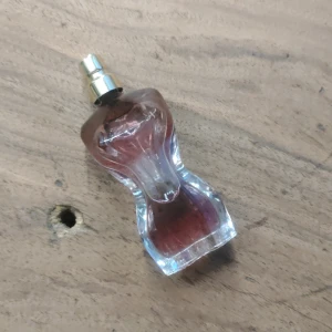 Jean Paul Gaultier Classique parfym 6 ml - Ikonisk parfymflaska formad som en kvinnokropp från Jean Paul Gaultier.  Perfekt för dig som gillar unika och snygga parfymer. Doftnoter : kanel, vanilj, plommon, iris, bergamott, mandarin, päron, ros osv.