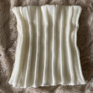 Vit stickad tubtopp - Snygg stickad tubtopp med dubbeltyg som visas på sista bilden, köpt secondhand därav vet jag varken märke eller storlek🤍