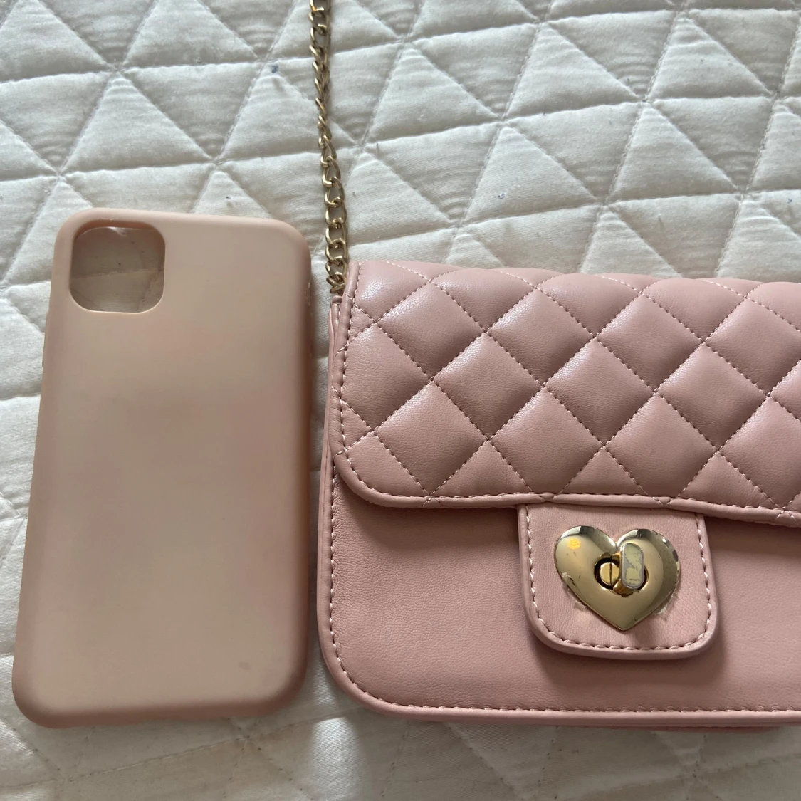 Rosa quiltad axelväska med hjärtspänne - 4