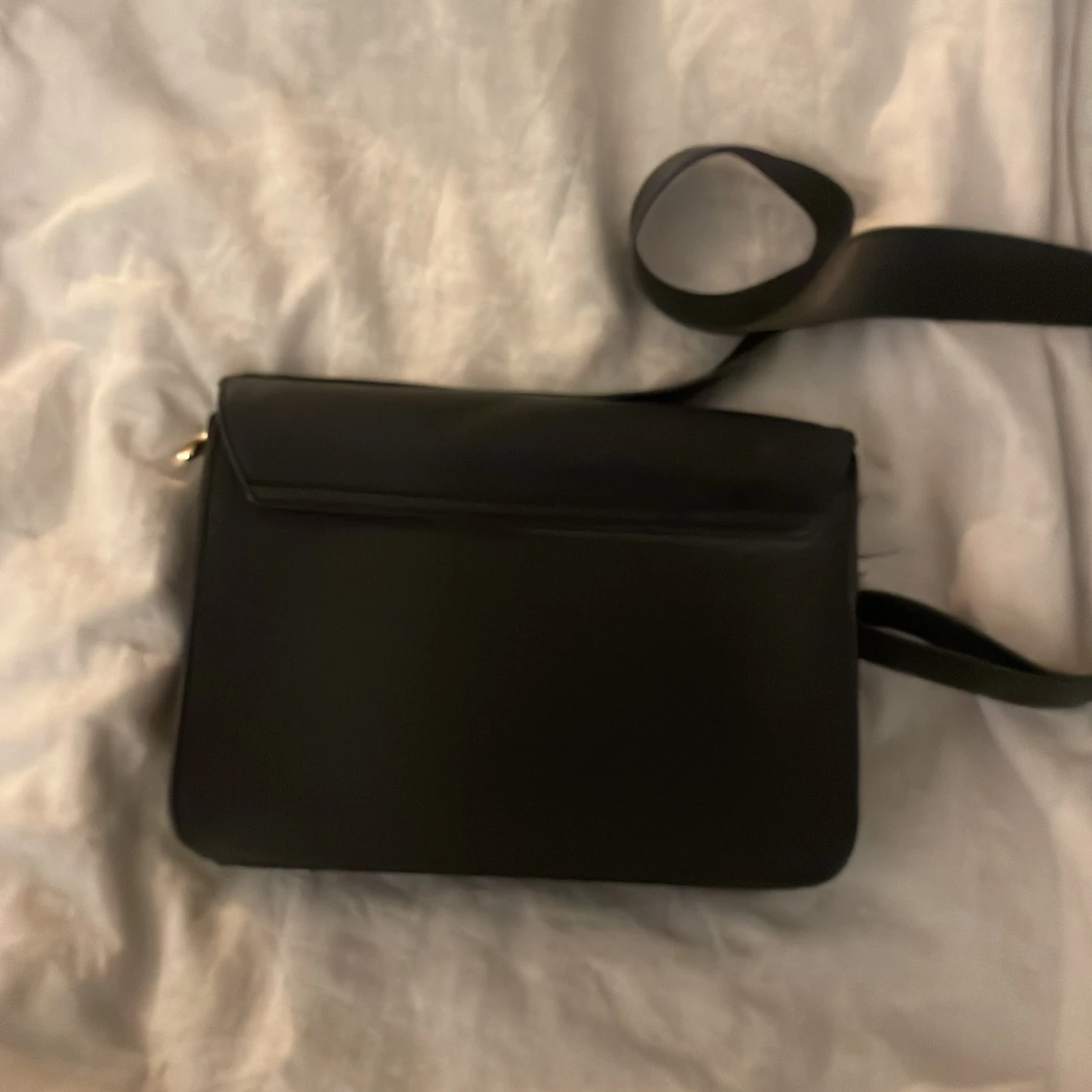 Svart axelväska med bred rem - 2