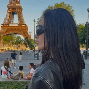 Svarta sportiga solglasögon  - Säljer ett par svarta, sportiga solglasögon från Weekday i modellen Strike. (Det bruna paret är sålda). De har en bred båge och mörka linser som ger en cool och futuristisk vibe. Perfekta för dig som vill sticka ut och köra på en trendig look. 