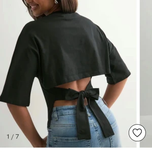 Svart topp med knyt i ryggen - Trendig topp från Nelly med knyt i ryggen u storlek S har använt typ 2 gånger så den är väldigt bra skick. Classy med extra detalj i ryggen som får outfiten att poppa🥰Skriv vid frågor💗💗pris kan absolut diskuteras❤️❤️❤️