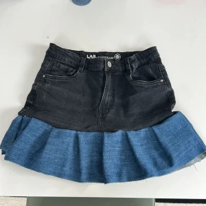 Jeans kjol - Blå och svart jeanskjol med volang ❤️