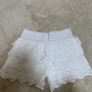 Vita spetsshorts - Jätte snygga spetsshorts är i ett tunt material så perfekt för sommaren den är stretchig så passar XS/S den kanske skulle passa en M pågrund av att den är stretchig