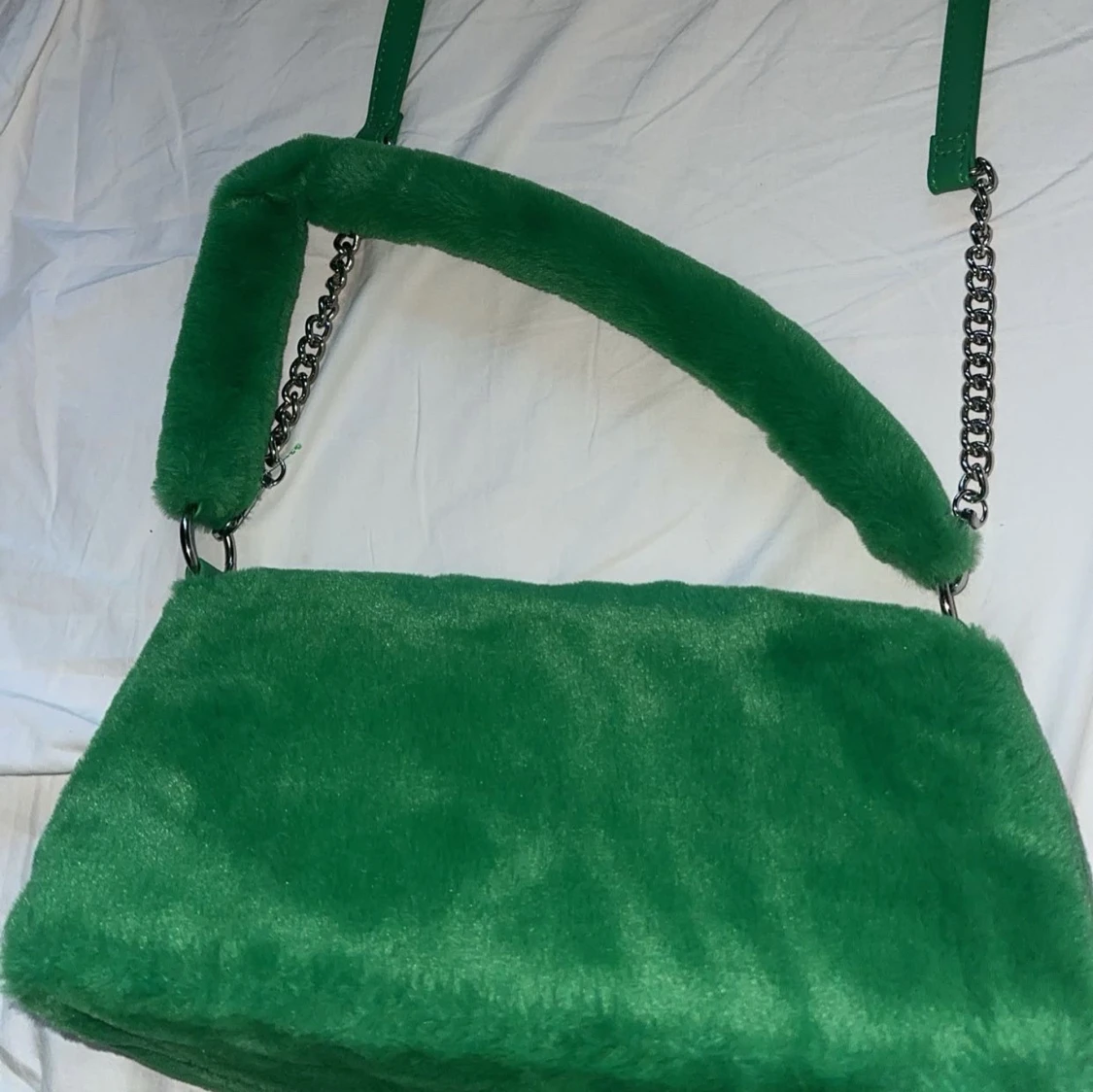 Grön fluffig axelväska från Primark - 1