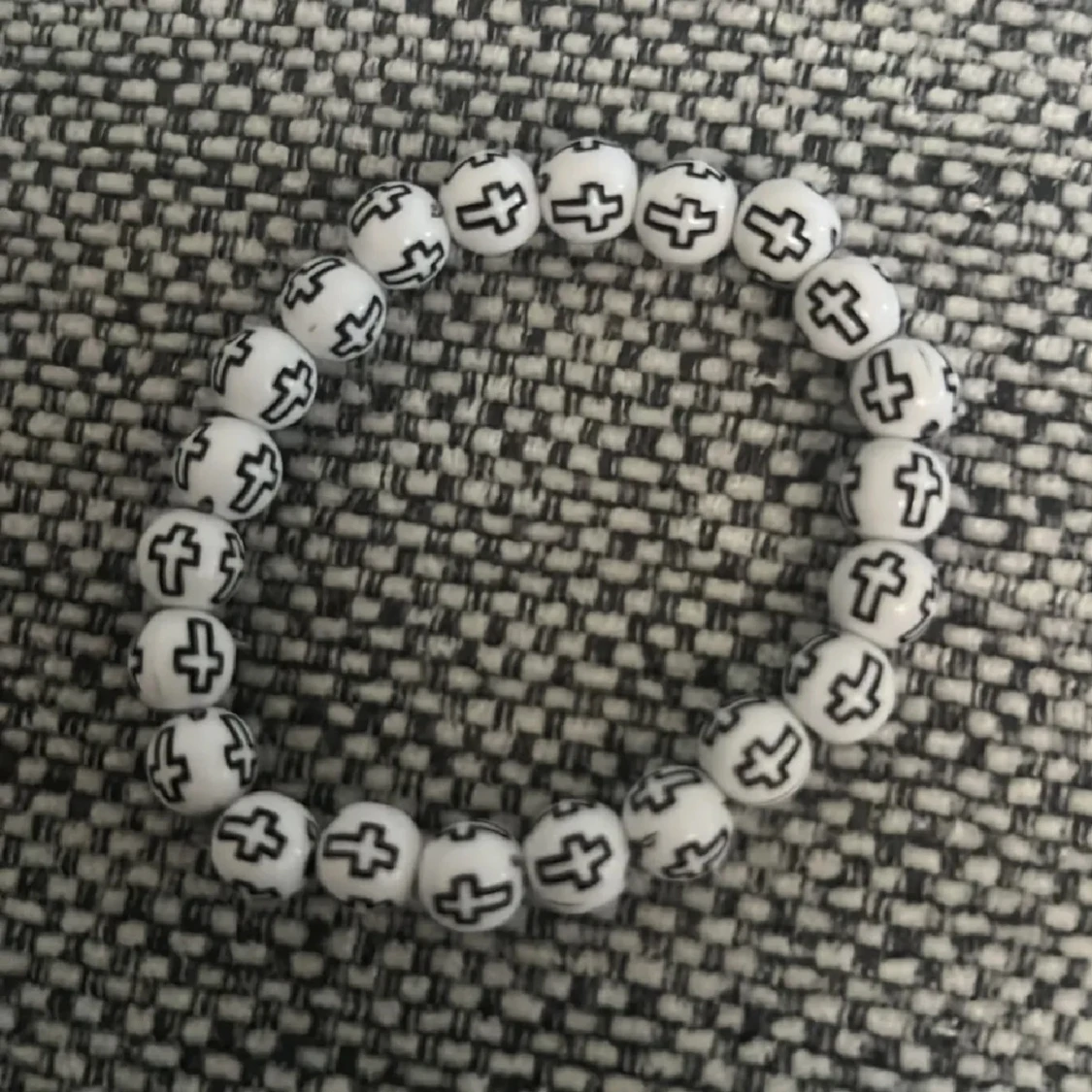 Vitt pärlarmband med svarta kors - 1