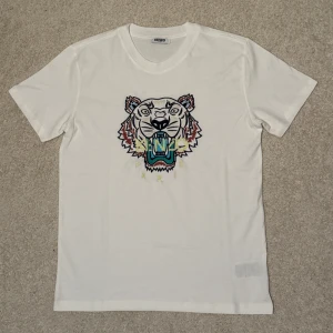 Vit kenzo t-shirt - Oanvänd vit kenzo t-shirt som är storlek M.