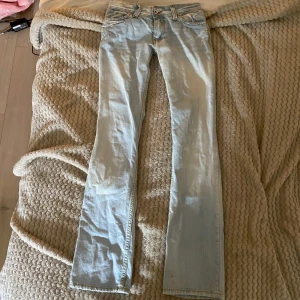 Low waist bootcut jeans - Jätte snygga ljus blåa jeans inga defekter, bra skick. Säljer pga av att dom är för små