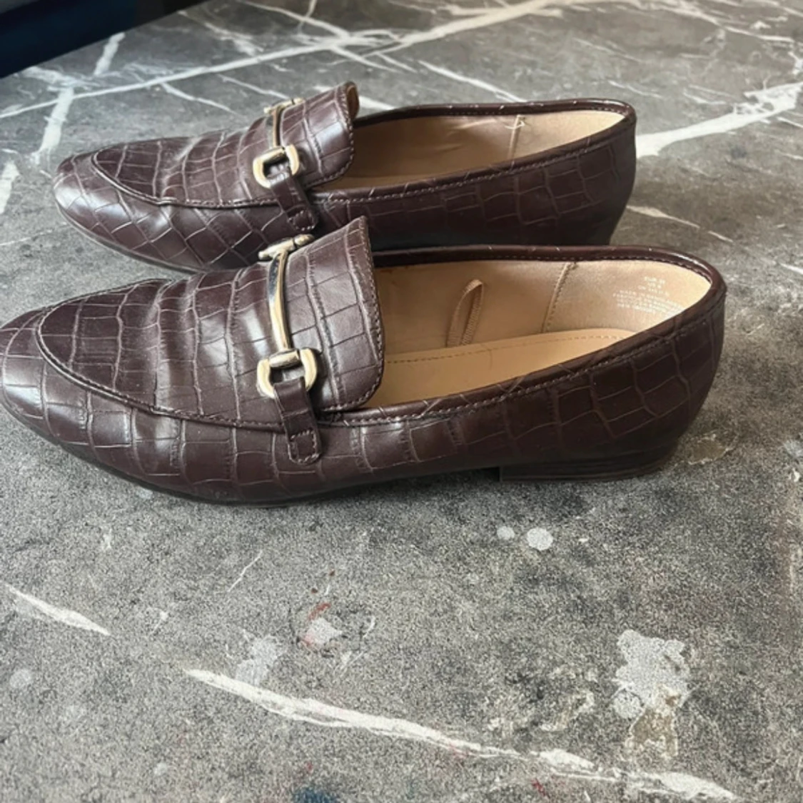 Bruna loafers med krokopräglat mönster - 2