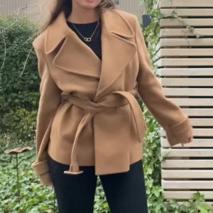 & other stories kappa - Beige kappa från & other stories. Köptes för 2500. Passar både S och M. 